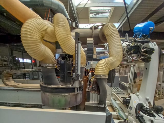 Centro de maquinação com automação BIESSE + KUKA ROVER A + KR210 R3100