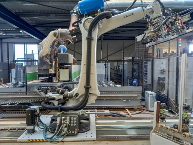 Centro de mecanizado con automatización. BIESSE + KUKA ROVER A + KR210 R3100