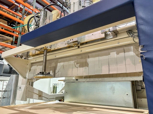 Centro di lavoro con piano NESTING SCM M600 F