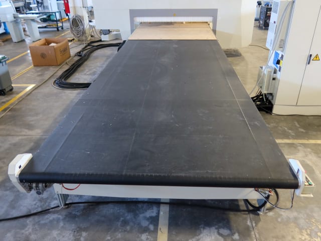 Centro di lavoro con piano NESTING SCM ACCORD 40