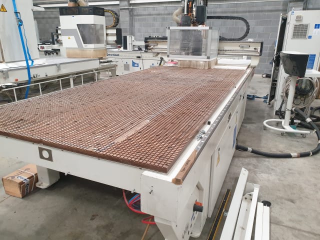 Bearbeitungszentrum mit Nestingtisch SCM PRATIX 15N