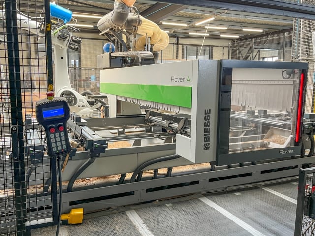 Centrum obróbcze z automatyzacją BIESSE + KUKA ROVER A + KR210 R3100