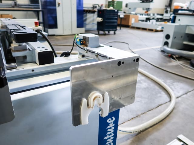 CNC Machine Centres With Pod And Rail WEEKE VENTURE 5 L