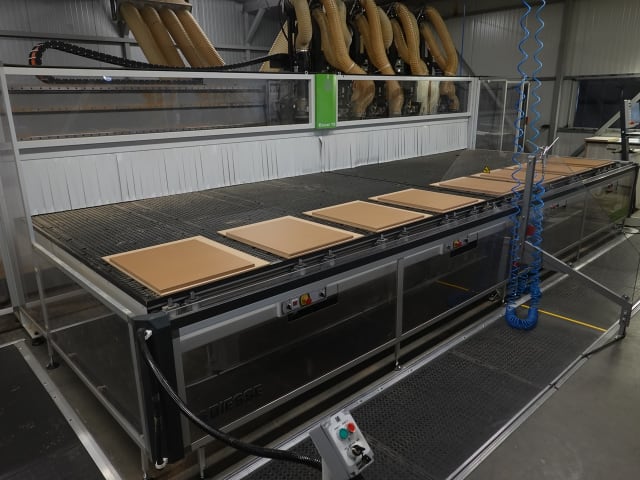 Centro di lavoro con piano NESTING BIESSE EXCEL
