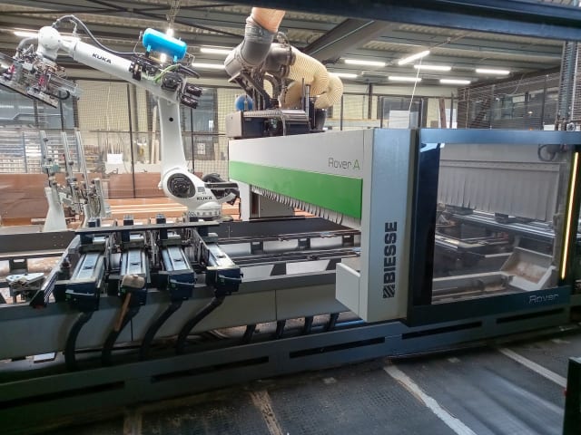 Centro de maquinação com automação BIESSE + KUKA ROVER A + KR210 R3100