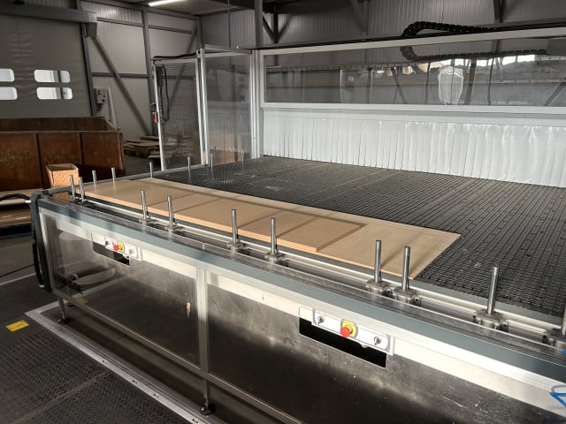 Centro di lavoro con piano NESTING BIESSE EXCEL
