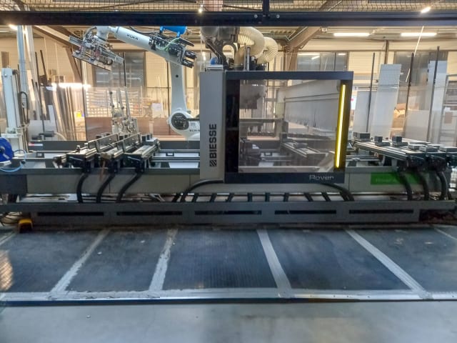 Centro de mecanizado con automatización. BIESSE + KUKA ROVER A + KR210 R3100