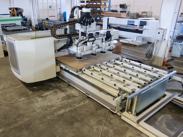Centro di lavoro con piano NESTING SCM ACCORD 40