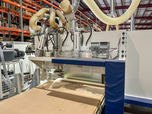 Centro di lavoro con piano NESTING SCM M600 F