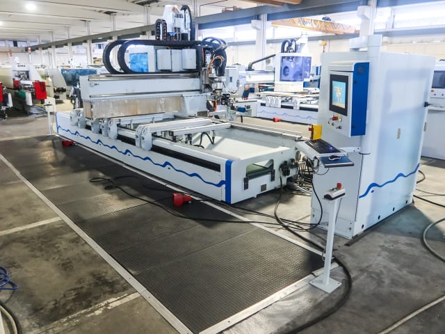 CNC Machine Centers For Routing, Drilling And Edgebanding. HOMAG BAZ 222/40/F/K