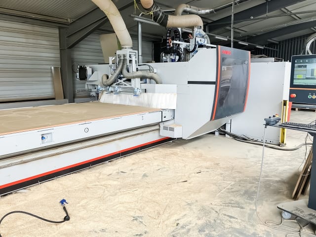 Bearbeitungszentrum mit Nestingtisch HOLZHER DYNESTIC 7535