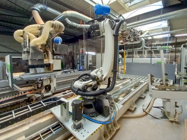 Centro de maquinação com automação BIESSE + KUKA ROVER A + KR210 R3100