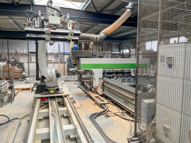 Centrum obróbcze z automatyzacją BIESSE + KUKA ROVER A + KR210 R3100