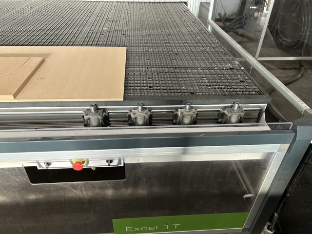 Centro di lavoro con piano NESTING BIESSE EXCEL