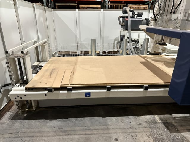 Centro di lavoro con piano NESTING SCM M600 F