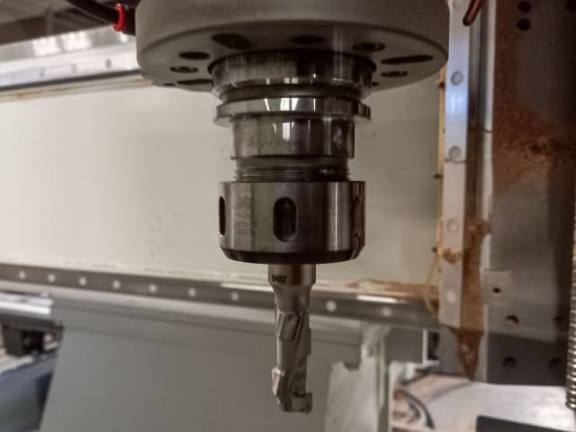 Centro de mecanizado con automatización. BIESSE + KUKA ROVER A + KR210 R3100