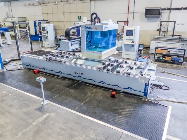 CNC Machine Centres With Pod And Rail WEEKE VENTURE 5 L
