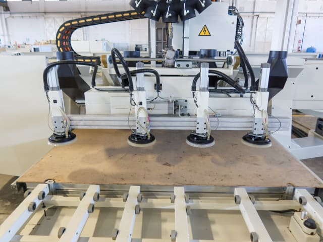 Centro di lavoro con piano NESTING SCM ACCORD 40