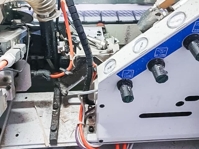 Einseitige Kantenanleimmaschine BIESSE AKRON 440