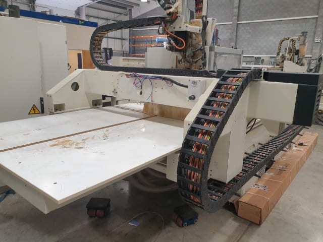 Bearbeitungszentrum mit Nestingtisch SCM PRATIX 15N