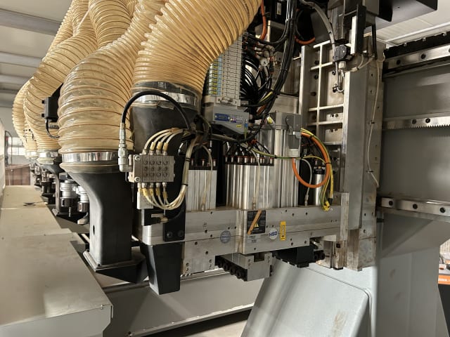 Centro di lavoro con piano NESTING BIESSE EXCEL