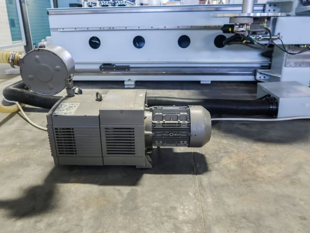 CNC Machine Centers With Pod And Rail WEEKE VENTURE 3M