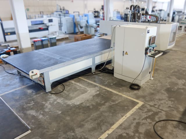 Centro di lavoro con piano NESTING SCM ACCORD 40