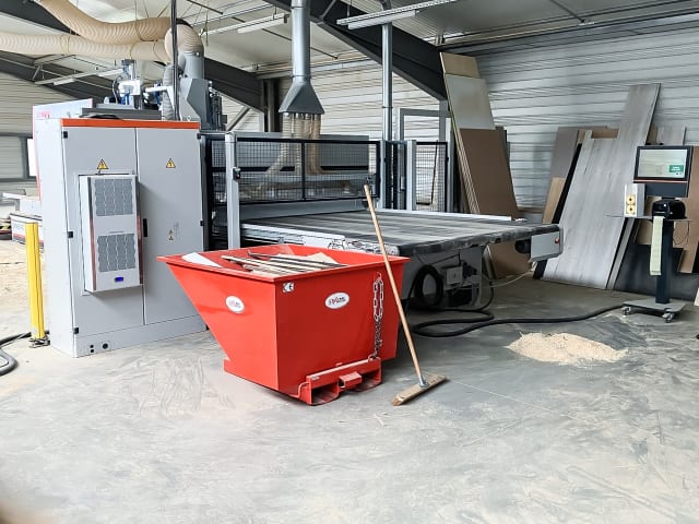 Bearbeitungszentrum mit Nestingtisch HOLZHER DYNESTIC 7535