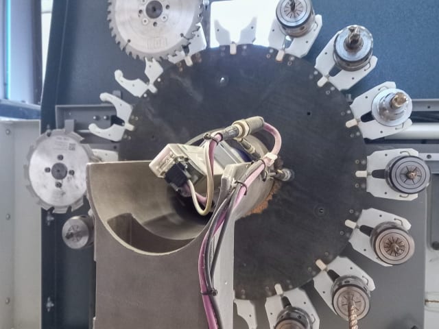 Centro de mecanizado con automatización. BIESSE + KUKA ROVER A + KR210 R3100