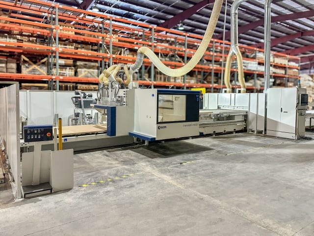 Centro di lavoro con piano NESTING SCM M600 F