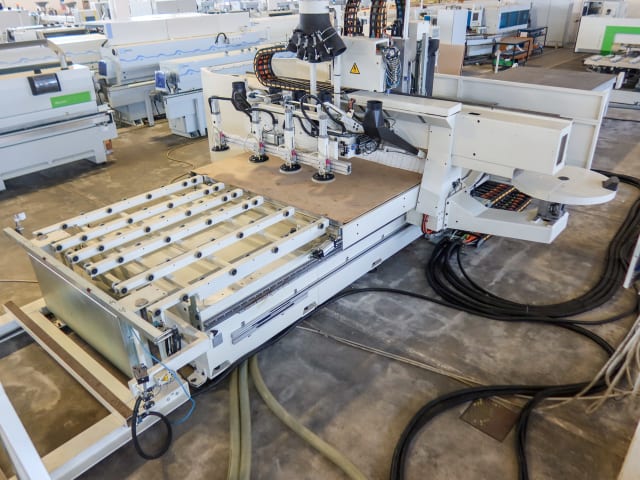 Centro di lavoro con piano NESTING SCM ACCORD 40