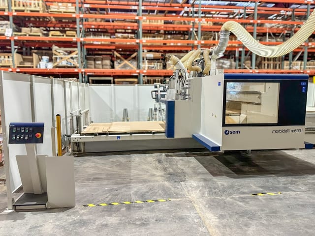 Centro di lavoro con piano NESTING SCM M600 F