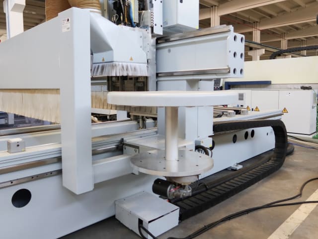 CNC Machine Centers With Pod And Rail WEEKE BMG 211 / VENTURE 220L