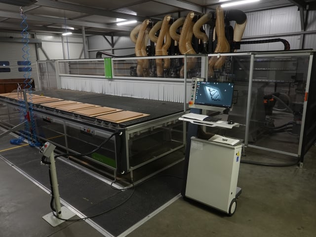 Centro di lavoro con piano NESTING BIESSE EXCEL