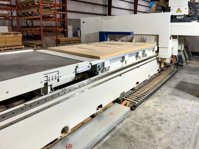 Centro di lavoro con piano NESTING SCM M600 F