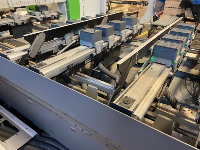 CNC Machine Centres For Routing, Drilling And Edgebanding. BIESSE Rover B Edge 1667