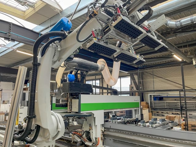 Centrum obróbcze z automatyzacją BIESSE + KUKA ROVER A + KR210 R3100