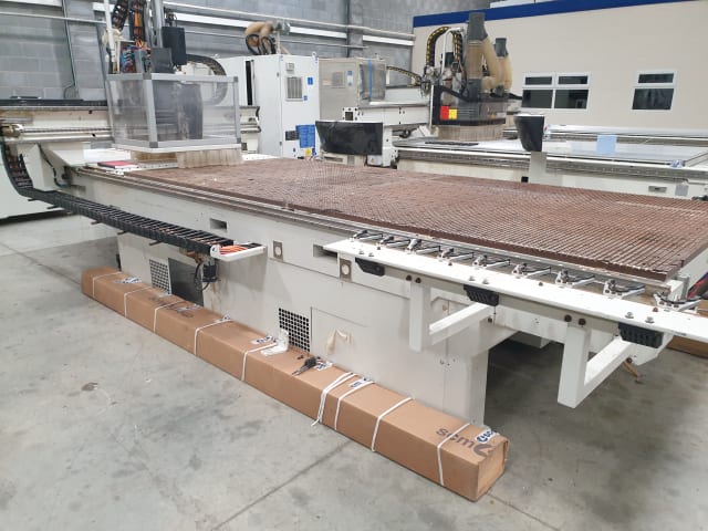 Bearbeitungszentrum mit Nestingtisch SCM PRATIX 15N