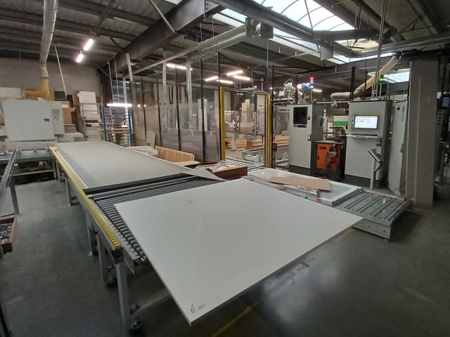 Centro de mecanizado con automatización. BIESSE + KUKA ROVER A + KR210 R3100