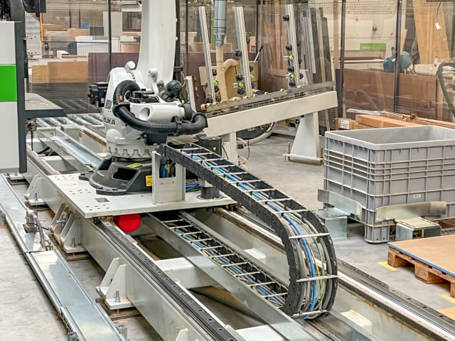 Centrum obróbcze z automatyzacją BIESSE + KUKA ROVER A + KR210 R3100