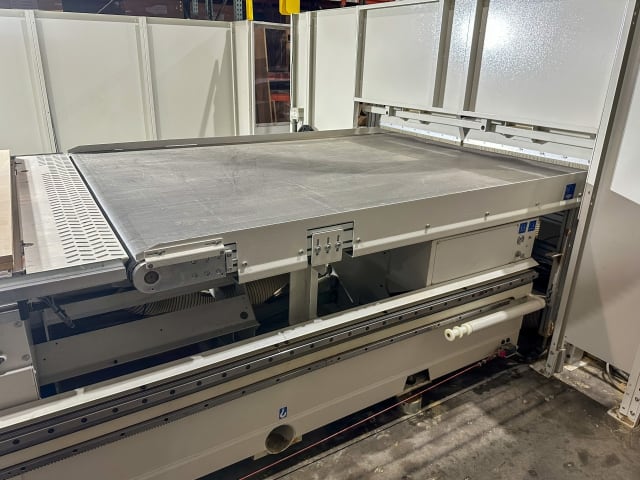 Centro di lavoro con piano NESTING SCM M600 F