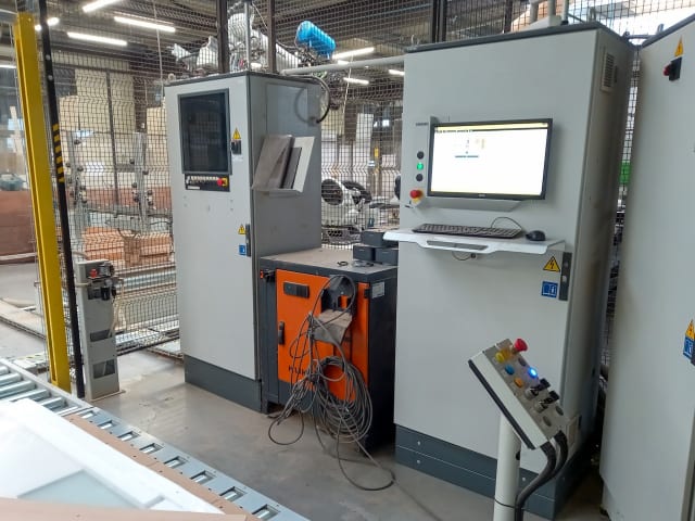 Centro de mecanizado con automatización. BIESSE + KUKA ROVER A + KR210 R3100