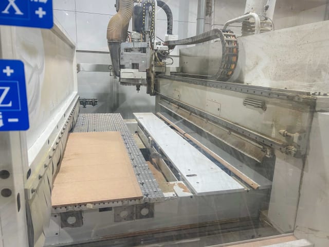 Centro di lavoro con piano NESTING SCM MORBIDELLI N200