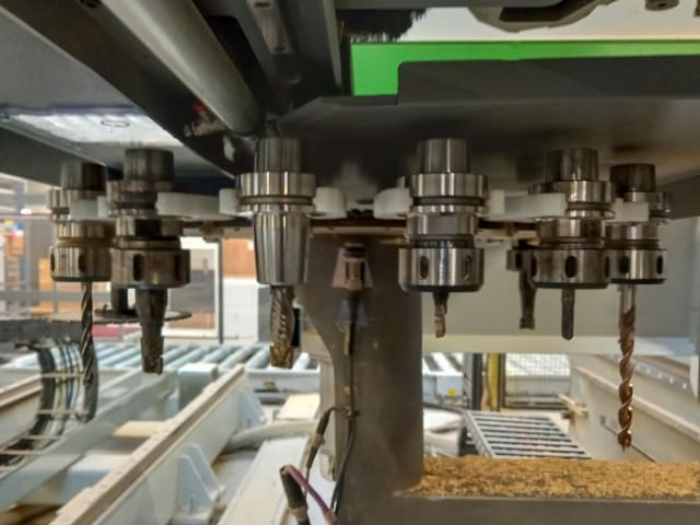 Centro de mecanizado con automatización. BIESSE + KUKA ROVER A + KR210 R3100