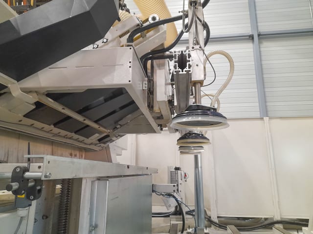 Centro di lavoro con piano NESTING SCM ACCORD 40