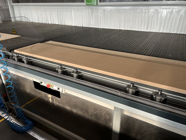 Centro di lavoro con piano NESTING BIESSE EXCEL
