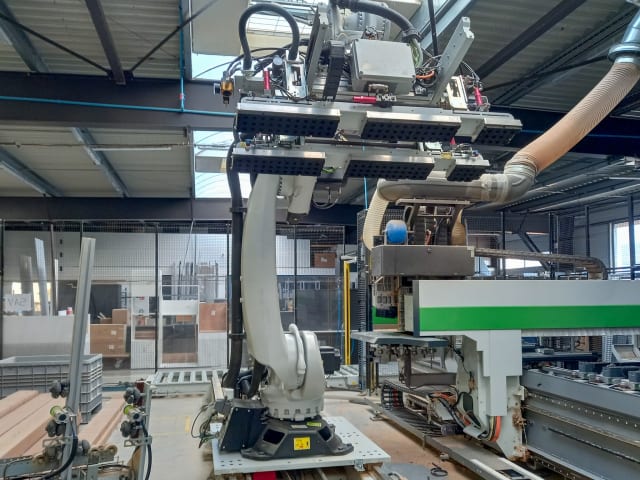 Centro de maquinação com automação BIESSE + KUKA ROVER A + KR210 R3100