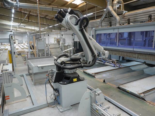 homag + kuka - bof 711 + kr 120 - bearbeitungszentrum mit automatisierung per lavorazione legno