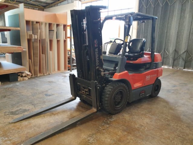 toyota - electric forklift 7-fbj-35 - fork lift truck per lavorazione legno