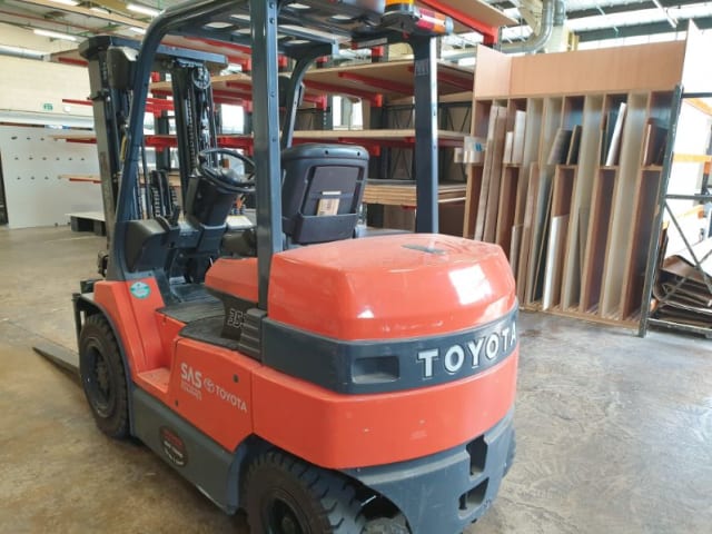 toyota - electric forklift 7-fbj-35 - fork lift truck per lavorazione legno